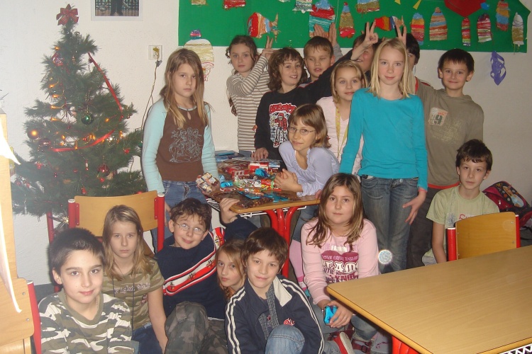 Všichni u stromecku