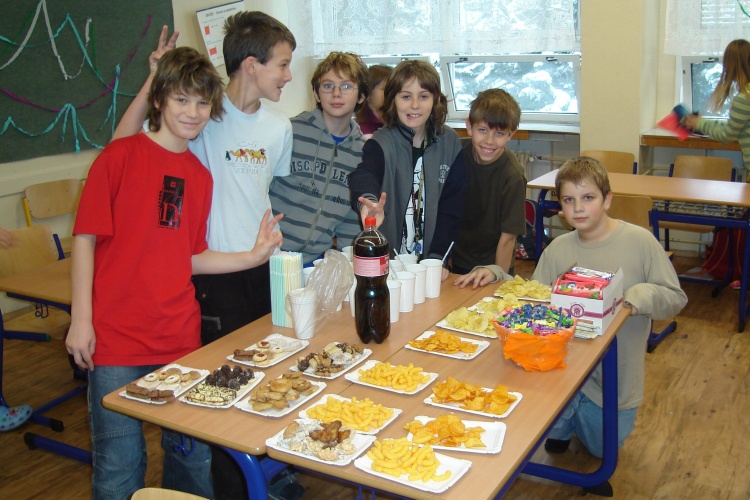 01. Kluci nachystali pohoštění